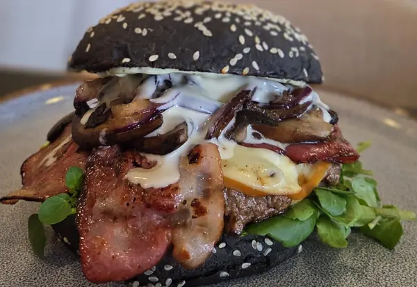 Boom! Portobello: pão de feijão preto, bacon, cogumelos, provolone fumado e agrião